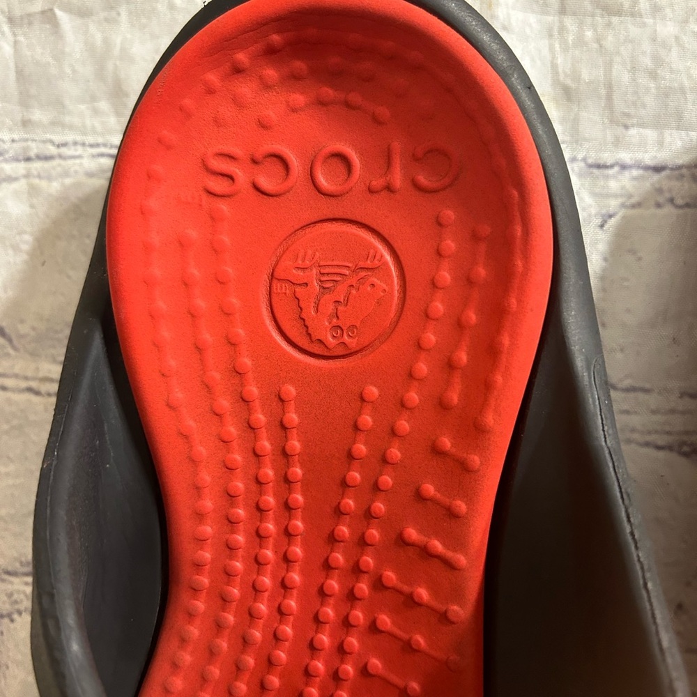 CROCS SWIFTWATER WAVE DARK GREY & RED ORANGE ICONIC TOE POST DESIGN MEN’S 11 - Picture 4 of 9